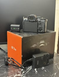 للبيع كامرة سوني A7RV  استخدام  بسيط نظافة 100%   عدد الشتر 3965 للتوا...