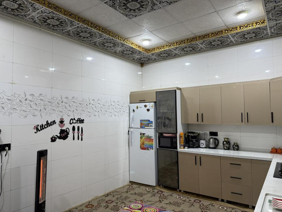 بيت زراعي بشارع السفينة شارع ميثم التمار عوض الشارع 10 امتار المساحة 150 متر طابقين الطابق الاول غرفتين وصاله ومطبخ ودوانيه 7 في 4 وطارمة وصحيات خارجيه وداخليه ومناور ثنين 
الطابق الثاني مشتمل كامل صاله وغرفه جبيرا ومطبخ وحمام
بناء البيت جديد 
الطابق الاول طابوك وكونكريت والثاني فرمستون
ينباع البيت هوا والاثاث او بدون الاثاث
*********** 
السعر 160
