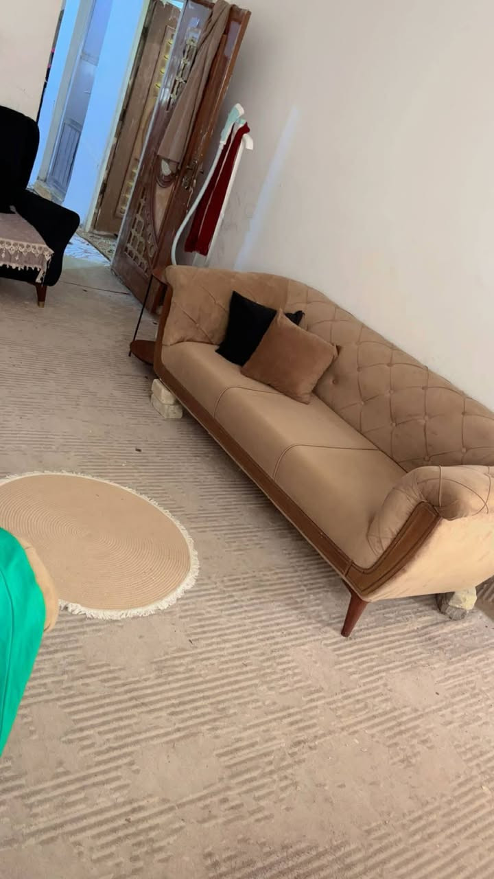 بسبب الوعود الكاذبه نعيد المنشور
السلام عليكم يوجد بيت للبيع المكان المهندسين مساحه البيت 150 طابو صرف بسمي
البيت يحتوي ع صاله واستقبال ومطبخ وغرفه جوه وغرفه فوك وصحيات داخليه عرض الشارع ١٥
الااستفسار الااتصال ع الرقم ***********
