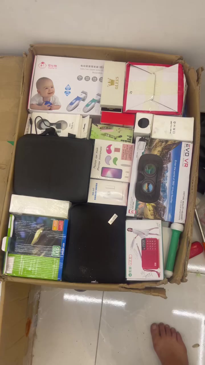 شلعه  مكونه من 11 كارتون و 10 شليف ملابس ونواعم و ثلاث كارتون واحد ربش وثنين خشن  الي يريدهم  يراسلني خاص او على الواتساب ***********
