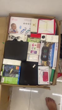 شلعه  مكونه من 11 كارتون و 10 شليف ملابس ونواعم و ثلاث كارتون واحد ربش...