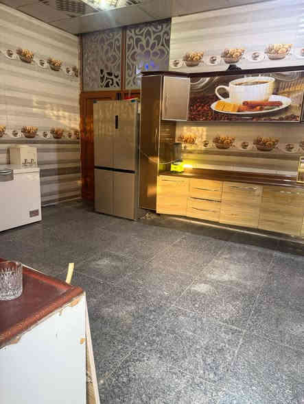 السلام عليكم بيت للبيع في حي الأمين مساحه 350 متر قريب ع الشارع العام مجاري تبليط مدارس مستوصف كلهه قريبه علي البيت يقع عله شارعين شارع خلف البيت باب كبير وامام البيت أيضاً باب كبير وكراجين سياره خطين كهرباء وخطين ماي وخطين مجاري غرفتين كبار وصاله كبيره ومطبخ واستقبال وحديقه البيت فول مناقصه شي كونكريت مسلح وبالعافيه ع الياخذه الشراي يتصل ‏‪0781 143 4363‬‏
