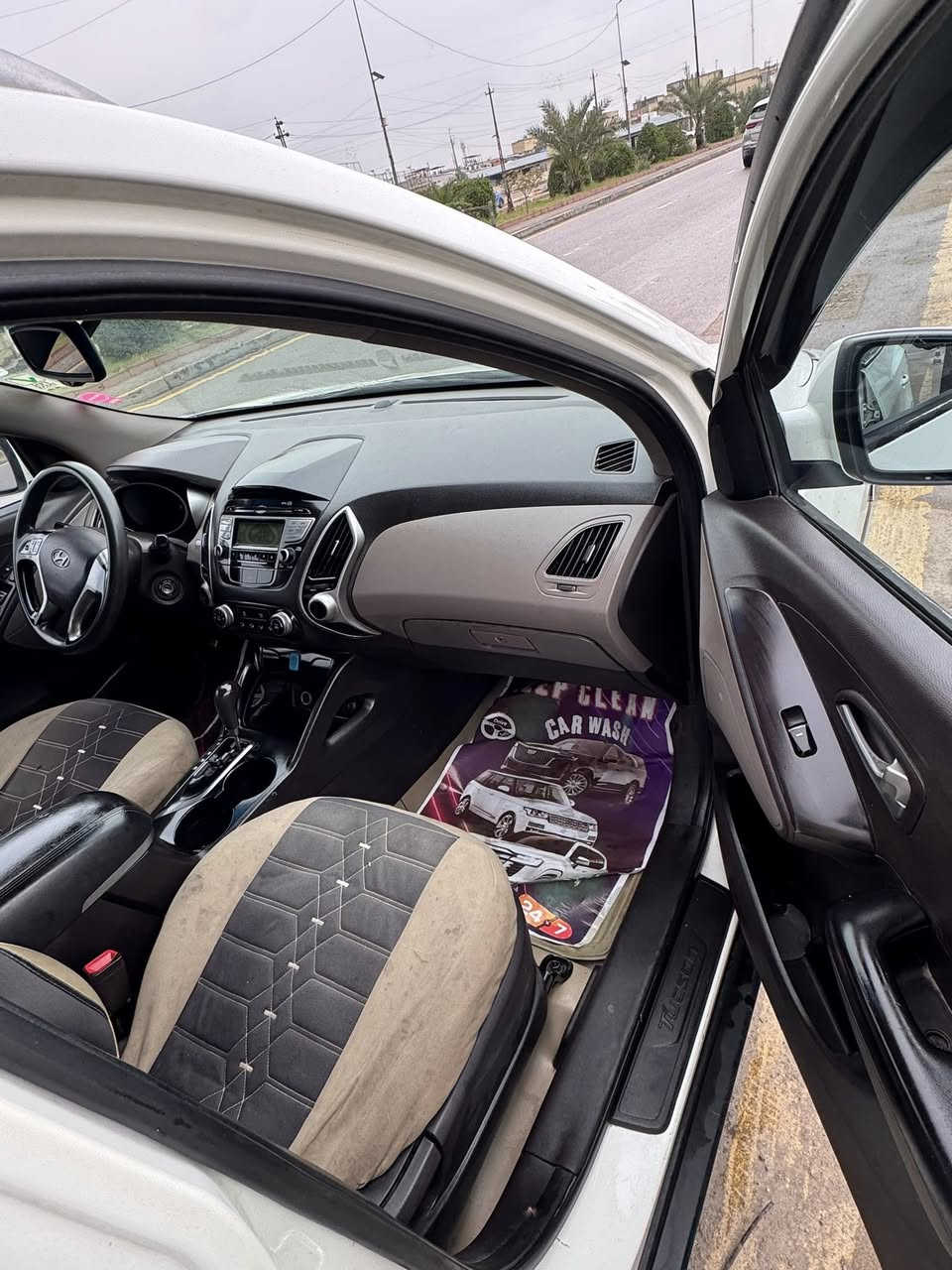 سلام عليكم توسان 2010 خليجيه
فول مواصفات مكينه 2000 دوش 
السياره بيهة رش وجاملغ وبنيد 
بدون دواخل 
مكينه جديده كيرهة نظيف 
السياره بنوراما اشاير بالمري تحكمات ستيرن  مري كهربائيه 
صدرهة نظيف
تبريد وتدفئه شغالات 
رقم انكليزي شمالي تحويل ثاني يوم 
السياره مابيهة نقوصات 
السعر (120) الشراي يتصل مكانهة بغداد
***********
