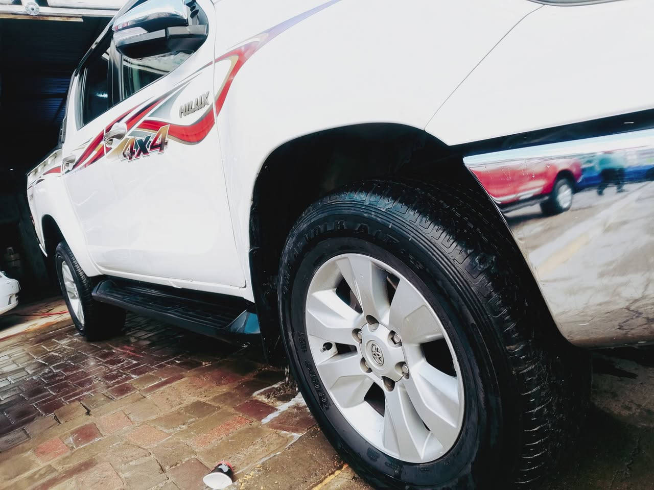 .السلام عليكم
بيكم هايلوكس موديل 17
مكفول من الضرب لا تبديل لا صبغ 
سونار موجود بل منشور 
كير محرك تبريد مكينه كفاله عامه 
تخم تاير شواصي مكفولات بلادي 
دوخل نظيفه سياره حلو معنا الكمله بل عافيه ياخذها 
رقم بغداد نكليزي سنويا جديد تحويل ثاني 
سعار سياره 255بي مجال شي بسيط 
العنوان بغداد بلديات نتصل وتدلل 
***********
