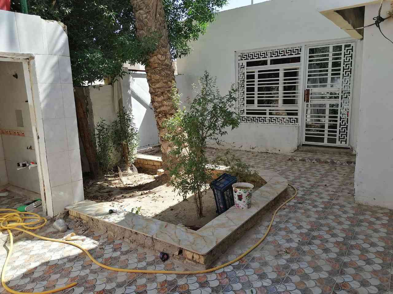 يوجد دار الايجار
مساحته 200متر 
العنوان حي العسكري صدر الرابع قرب مدرسه العراق وقريب مكتب غسان 
البيت يحتوي على غرفتين نوم وصاله ومطبخ وصحيات واستقبال وطارمه ومناور وسطح وحديقه 
البيت قريب على شارع العام الرئيسي 
البيت نضيف جدا جدا وعالي عن شارع موقع جدا حلو 

استفسار اتصال ارقام على التاليه
*********** بإدارة ابوامجد الكرعاوي العقار 
***********
*********** بإدارة ابورقيه العرداوي العقار 
*********** هذه الرقم بي بس واتساب فقط 

ومراجعه للمكتب اسم المكتب الغيث للعقار 

عنوان المكتب حي العسكري الاول قرب مطعم كباب نذير الشارع مباشره
