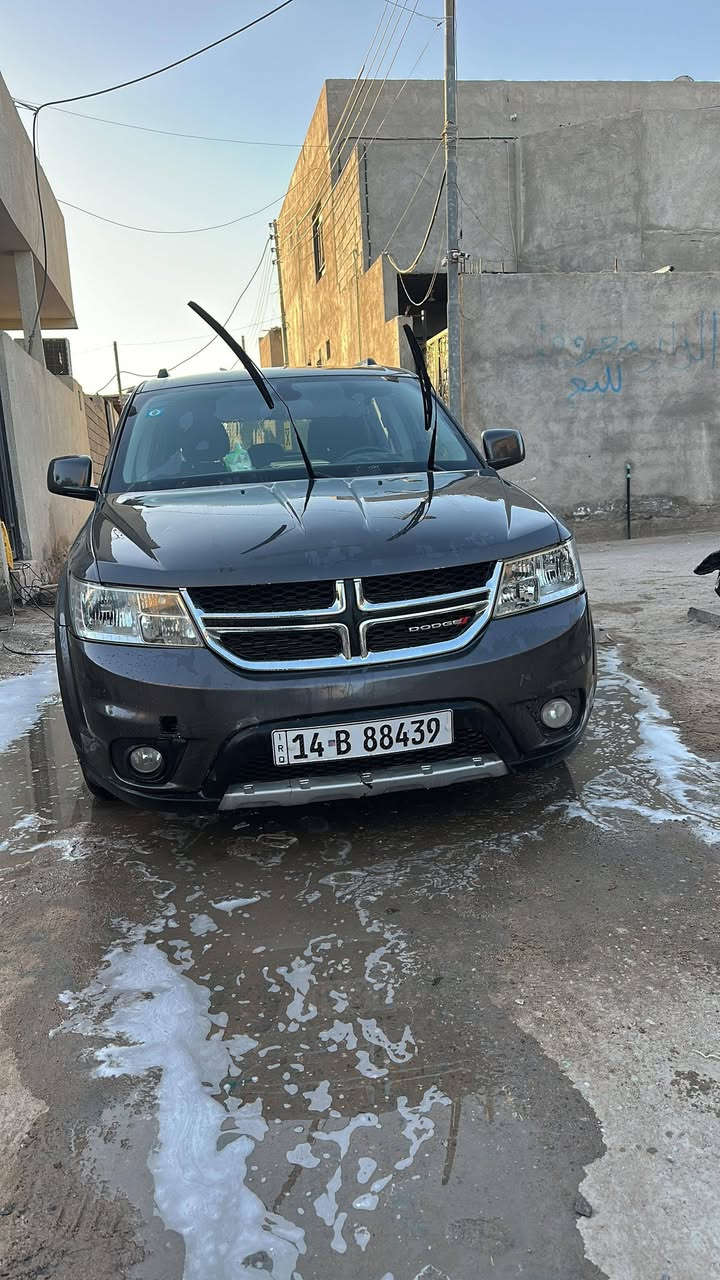 السلام عليكم انا مكلف بالنشر
دودج جورني موديل 2017 باسمي سنوية لغاية سنة 2029 

مصبوغة حزام اثر تخريب ما بيها ضربة فقط دوسة هنا بالعراق 
سعرها 125 
محرك 3.6   6 سلندر 
كير و محرك مكفول 
تخم تاير و بلكات و ادامة جديدة 
رقم بصرة 
عنواني البصرة / الهارثة 
رقم الهاتف ***********
