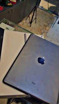 آيباد ٩ • ٦٤ جيجا • كامل ملحقات