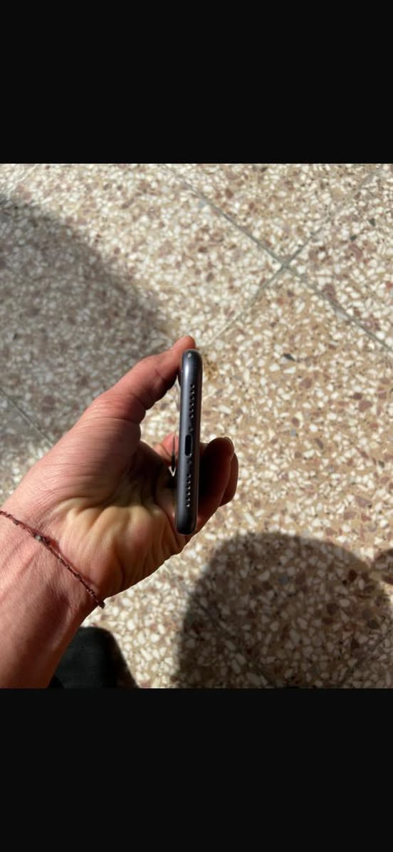 سلام عليكم جهاز ايفون 11عادي شرق اوسط جهاز ممفتوح وتر بروف 
بطارية🔋75
الذاكرة128🔥
الجهاز خير من الله كلة شغال 
رايدة مراوس شعدك ايفون حسب القناعة. 
***********
