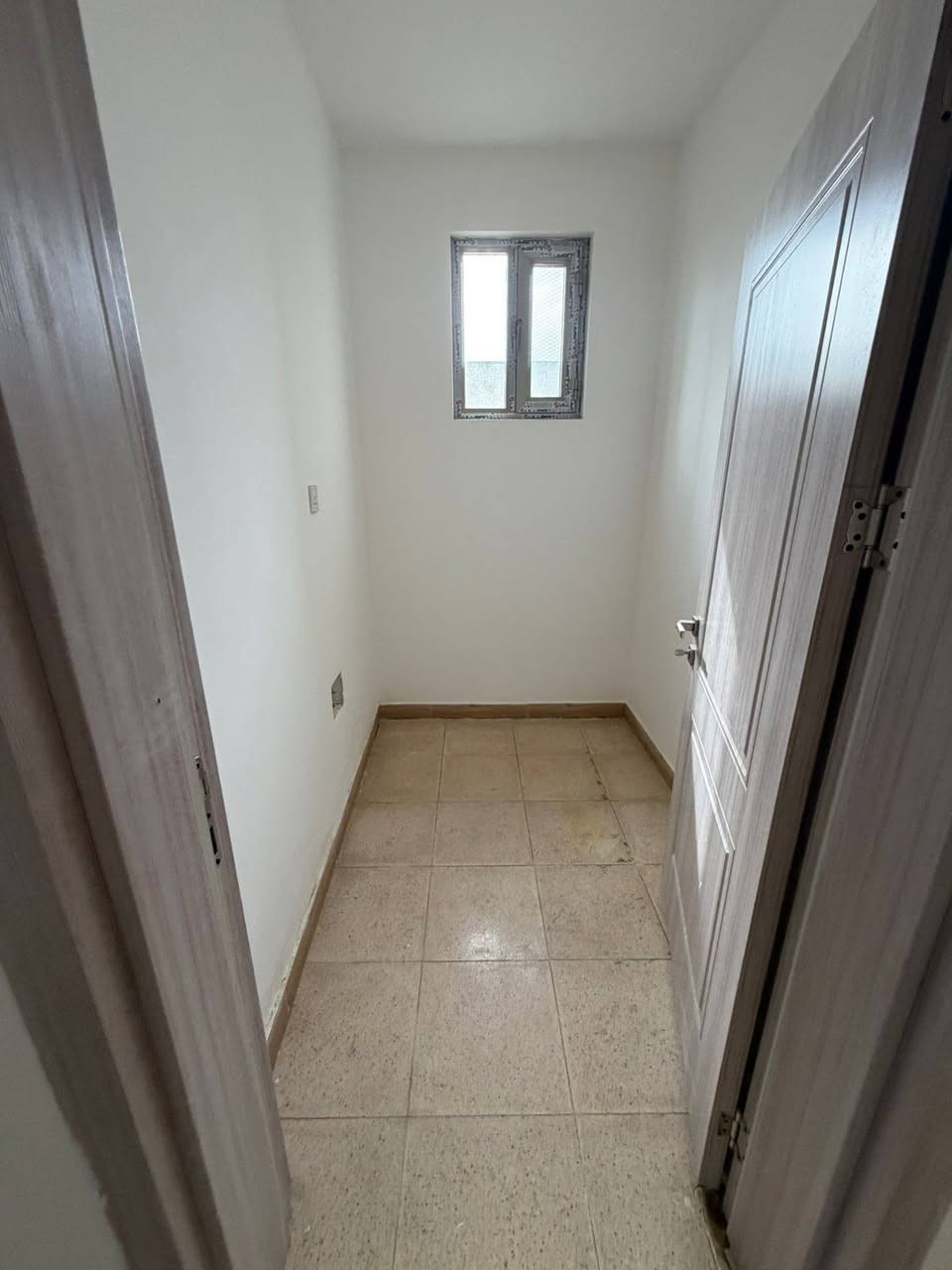 للايجار في السيدية ✅ ١٥٠م حديث مودرن 
يحتوي ٥غرف نوم و٣ حمامات
للاستفسار الاتصال على ***********
مكتب المصطفى للعقار ـ سيدية مقابل لحوم جويلي
