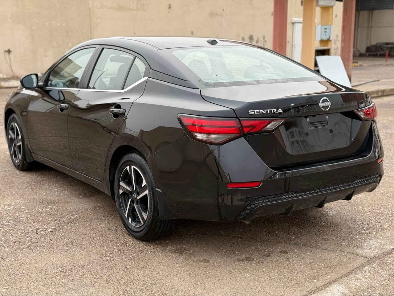 السلام عليكم 
نيسان سنترا  موديل : 2025
السعر :130ومجال قليل 
اللون : اسود 
حجم المحرك : .2.0L( 4,سلندر )
سياره كامله و جاهزه دينار مصرف ما بيها ✅
ملاحظة السيارة : فقط بوندصبغ بدون دواخل 100%

ارباگ بس استيرن طاك مرجع بلادى 100%

المواصفات : 
فول مواصفات  
 ابواب بصمة
بصمة تشغيل 
تشغيل عن بعد (Remote Start)
شاشة  ايباد
كاميرة 
اوتو ستارت Auto Start
اوتو ستوب Auto Stop‎
رادار امامي (تحديد مسار)
رادار جانبي  (نقاط عمياء)
رادار خلفي (التحذير من الاصطدام)
حساسات امامي
حساسات جانبي 
حساسات خلفي 
نظام : Eco
نظام : Normal 
نظام : Sport
تحكم استيرن  
لايتات LED زينون بيلادي
بكلايتات LED  بيلادي 
ويل كروم
بعد هواية مواصفات…
‏‎تفاصيل اكثر الاتصال علی ارقام التاليه  
***********
واتساب 
عنوان📍عقره 

‏‎ اكر, نينوى
