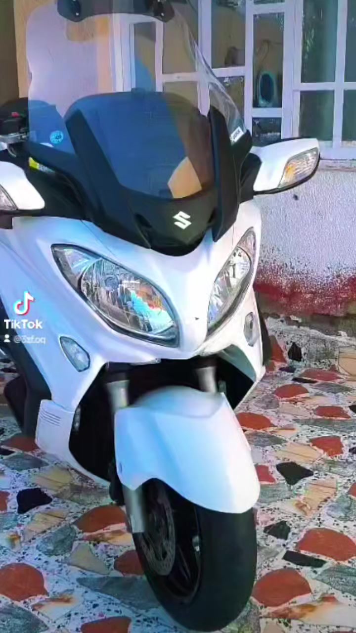 السلام عليكم شباب سكاي ويف 650 للبيع الدراجه نضافه فول مثل ما واضح  بالصور موديل 2017 فئة LX فول مواصفات تدفئه مقابض تدفئه كشنات مري شفط كهربائي جامه كهربائي انضمه قياده عادي +اوتو +بور  + abs باقي المواصفات معروفه  الدراجه مكفوله كفاله عامه المكان ميسان اي استفسار اتصل وتدلل ***********
