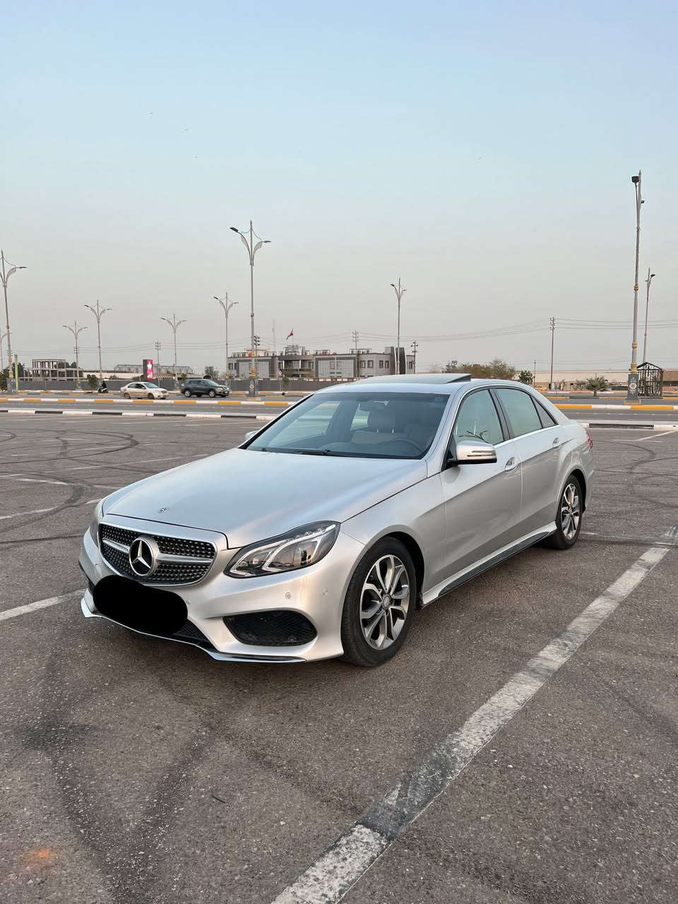 السلام علكم 
للبيع مرسيدس W212 
موديل 2010 محدثه 16
ماشيه 170km
محرك كير كفاله
وارد امريكي حادثها طخه بباب السايق
بيها قطع صبغ
السياره جديده بمعنى الكلمه
رقم بغداد
السعر 152
***********
