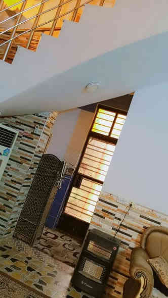 بيت للبيع مساحه 200 متر يتكون من طابقين مسلح  بناء حديث طابوق جمهوري  سند دائمي صادر من طابو الاعظمية 

يحتوي على 3 غرف نوم 

 طابق الارضي  استقبال مساحه 8×5 متر 

هول حولي داخل البيت  مساحه5×8 متر 

مناور عدد 2 منور خلف البيت ومنور داخلي مطبخ  حار وبارد مساحه 4 ونص × 5 

غرفه نوم مساحه 5×4  حمام كبير واحد  

طابق الثاني غرفتين   وسطحين 

ارتفاع عن الشارع متر وربع

موقع البيت الفحامه قرب الجزيرة السياحيه  داخل بستان غالب

للأستفسار اتصال واتس اب ***********

والرقم الثاني ***********
