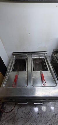 قلاية زنكر وفنكر للبيع حوضين ستل ستيل اصلي كل حوض 3 مشاعل + سلات اصلية...