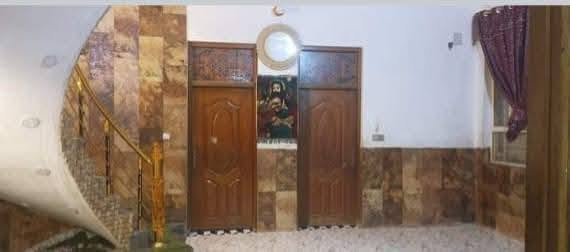 الدار للبيع المساحة 200 متر الواجهية 10ونزال 20
البيت متكون من ستقبال خارجي صحيات 3 +كراج+ مطبخ حار وبارد+حولي2+غرف 6+ بيتونة +صطحين للستفسار مراسله على واتساب فقط 
‏‪***********‬‏ العنوان بغداد الشعب الجمعيات قرب عمار ابو الدهن
