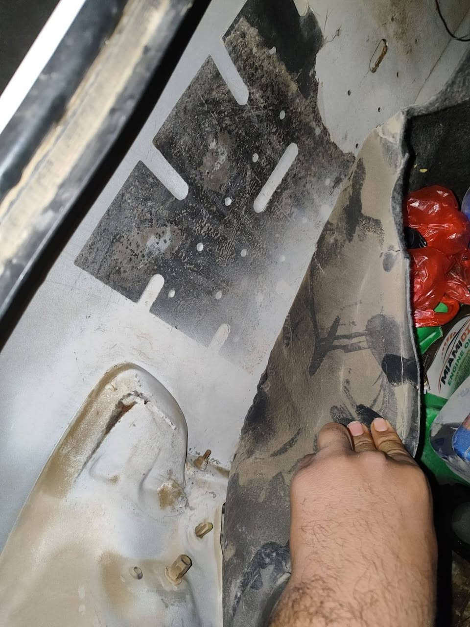 السلام عليكم سيارة شيزر للبيع رقم قادسيه عنوان نجف مناذره مكينه ونجي وكير تبريد حداديه السعر 48وبيها مجال الاتصال ***********
