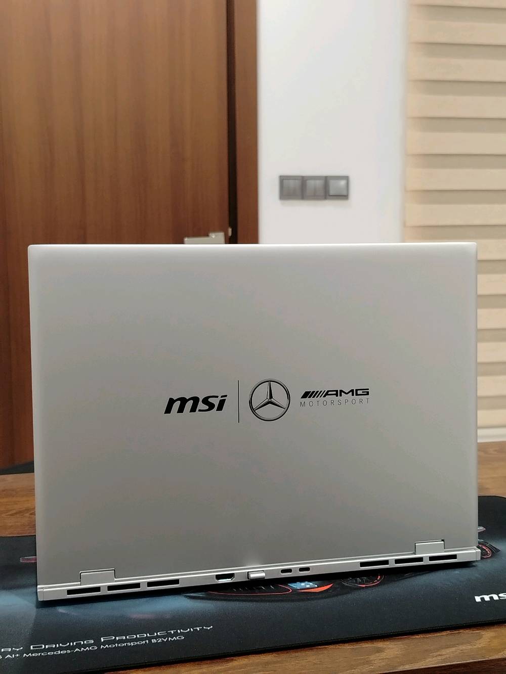 للبيع | MSI Prestige 16 AI+ Mercedes AMG

· المعالج: Intel Core Ultra 9 288V (الأقوى في السوق).
Intel Arc Graphics 140V(16GB) كارت
· الرامات: 32 جيجا LPDDR5X (سرعة خيالية).
· التخزين: 1 تيرابايت NVMe (سريع جداً).
· الشاشة: OLED 16" 4K (عرض سينمائي).
· البطارية: 99.9Wh (تغطي يوم عمل كامل).
· الوزن: 1.5 كجم فقط (خفيف جداً).
· التصميم: إصدار خاص بمرسيدس AMG (أنيق وفاخر مصنوع من المغنيسيوم والألمنيوم.

مستخدام أسبوع واحد،
متوفرة جميع الملحقات مع الكارتونة
بغداد - المنصور
آخر سعر شكد، وهل السعر قابل للتفاوض لو ثابت؟: 
قابل للتفاوض
