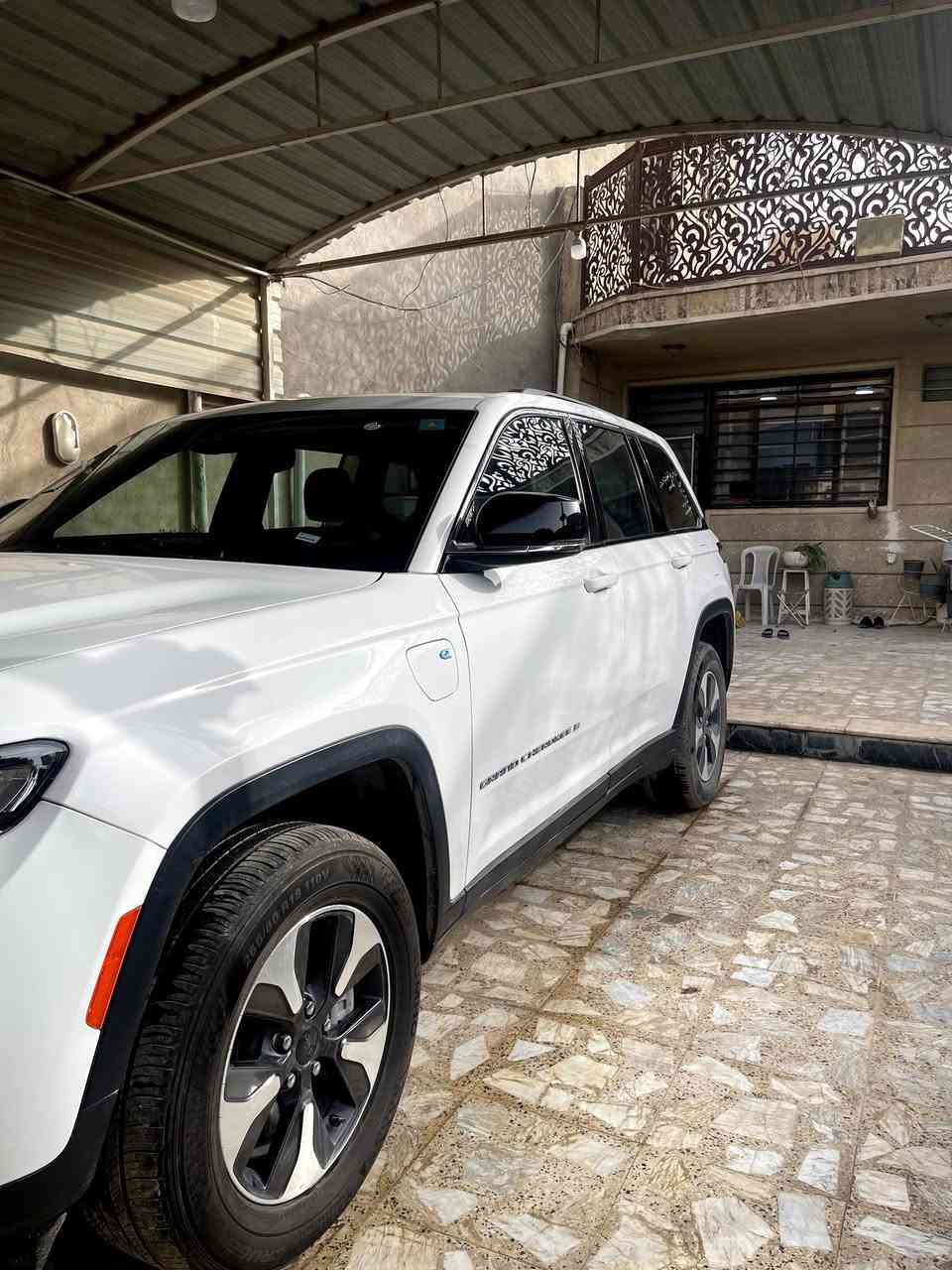 جيب كراند شيروكي ( 4xe هايبرد )
Jeep Grand cherokee  2024

محرك : 2000 تيربو +هايبرد +كهرباء
ماشية : ٣٧ الف 
ضررها : (قطعه وحده مبدل نفس لون)

حاله الايرباك : سليم 💯

المواصفات :
 
لمتدد 

١- بانوراما 

٢- بصمة تشغيل وابواب وتشغيل عن بعد

٣- صندوق كهرباء 

٤- مقاعد جلد + كهرباء + خزن ميموري

٥- تدفئة سترين + مقاعد

٦- خمسة راكب 

٧- رادار 360 درجة 

٨- تحديد مسار 

٩- حساسات خلفية 

١٠- تبريد قطعتين 

١١- خمس انضمة قيادة 

١٢- دفع رباعي. 

١٣- كير موس 

١٤- هاند بريك بصمه 

١٥- شفتات ستيرن 

١٦- لايتات لد 

١٧- هيترات في الكشن 

١٨- كيبل شحن اصلي مع السيارة 

١٩- ستيرن كهرباء +فول تحكمات 

٢٠- سستم صوت و دمام خلفي 

السعر : 348$

مكان السيارة بغداد 

رقم الهاتف : ***********
