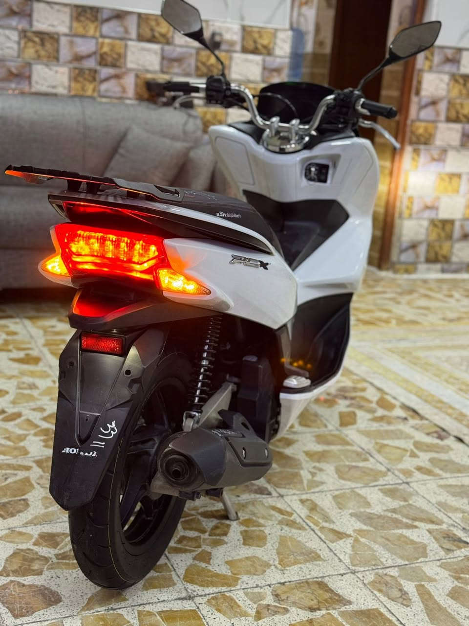 السلام عليكم وكاله وكاله ماشيه 11 الف  للبيع دراجه pcxجيل الثاني اصلي دراجة مال رمبه ماخذها رمبه الدراجه على ايدي حجم مكينه 150 
الاصلي دراجه جديده مال جناي
الاصلي دراجه كامله أستان كهربائي حساس ازدحام ٢ دراجه جديده الدراجه مكينه لوك برغي ممفتوح بيهه شلعا معدل خير من اللّٰه دراجه تكول جديده بمعنئ الكلمه واحلا من الصور دراجة مكينه مكفوله اي نقص مابيه
السعر مليون 550وبيه مجال بصيط 
اي استفسار ***********مكان بغداد
