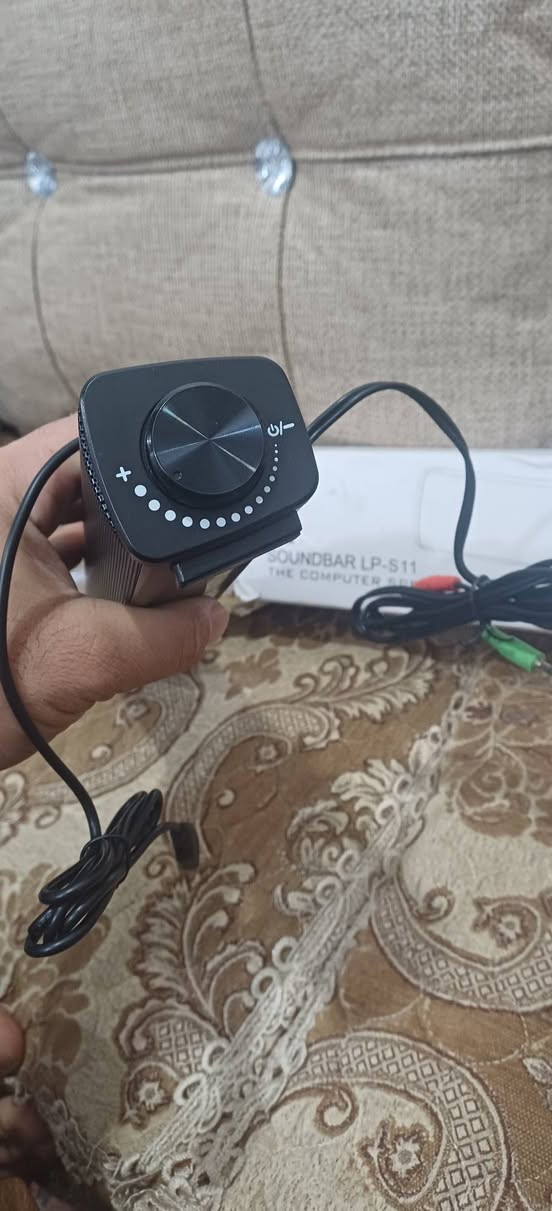 هذا المنتج عبارة عن مكبر صوت (Soundbar) من ماركة Xseries طراز LP-S11 مصمم للاستخدام مع أجهزة الكمبيوتر.
نوع الجهاز: مكبر صوت شريطي (Soundbar) للكمبيوتر.

النوع: Xseries LP-S11.

الميزات: تصميم مدمج يناسب أسطح المكاتب أمام الشاشات.

التوصيل: عادة ما يدعم الاتصال عبر منفذ USB للطاقة و AUX للصوت، وقد يحتوي على بلوتوث في بعض الإصدارات.

جودة الصوت: توفر تجربة صوتية أفضل وأعلى من سماعات الكمبيوتر المدمجة.


**إذا كنت صاحب هذا الإعلان وتريد حذفه لأي سبب، رجاءا أرسل رسالة إلى الدعم الفني**