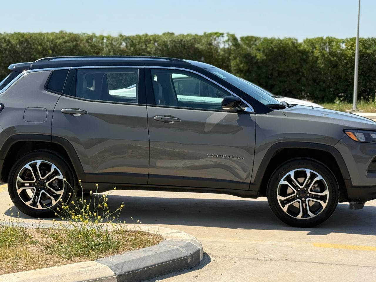 Jeep compass Limited 2022
فول مواصفات للأخير عدا الفتحة  ماشيه 50 الف فقط
• المحرك والأداء: محرك 2.4 لتر 4 سلندر، بقوة 180 حصان، وعزم دوران حوالي
• ناقل الحركة: أوتوماتيك 9 سرعات (دفع رباعي 4x4).
• التصميم الخارجي: سقف أسود بلادي (توين كلاور)، لايت زينون/ليد، ويل كروم.+سمنتي 
• المواصفات الداخلية والتقنية: شاشة كبيرة (10.1 بوصة) تعمل باللمس، نظام آبل كاربلاي/أندرويد أوتو، كشنات جلد (تدفئة/تبريد)، تشغيل عن بعد، بصمة.
• الأمان: رادار أمامي وجانبي، حساسات خلفية، كاميرا، وسائد هوائية متعددة.،+فور ويل يعني دبل اكسل بعد وهوايه مواصفات بيها سياره مكفوله من اي نواقص كله بشرط ضرر كلش خفيف فقط جملغ واحد اماني من جهة سائق  بدون اي ضرر داخلي بدون ارباك بدون تبديل بدون تعديل بدون شخوط  كله بشرط تايرات جديد سنوي هزة جديد
السيارة جديدة بمعنى الكلمة وبالواقع لونها بعد احلى من الصور وجاهزة 100%
 كل التفاصيل مذكورة بالكامل 
مكانها كركوك/رقم اربيل
‏سعره خاص ‏‎للأستفسار هذا رقمي 
*********** بي واتساب
