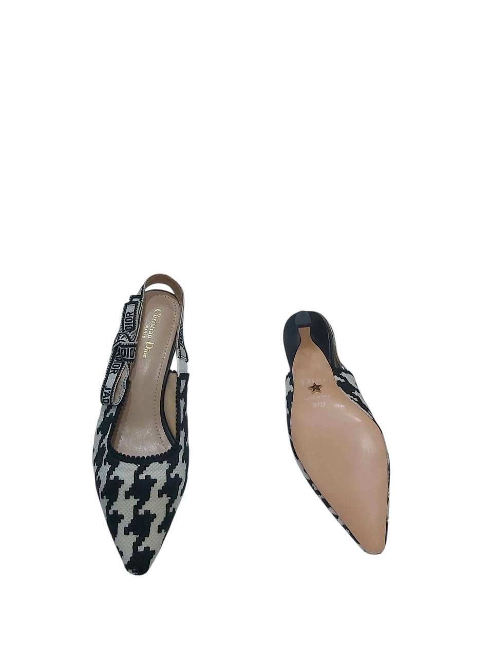 Two women's shoes 
One offwhite zara
One black and white Dior أربيل, العراق


**إذا كنت صاحب هذا الإعلان وتريد حذفه لأي سبب، رجاءا أرسل رسالة إلى الدعم الفني**