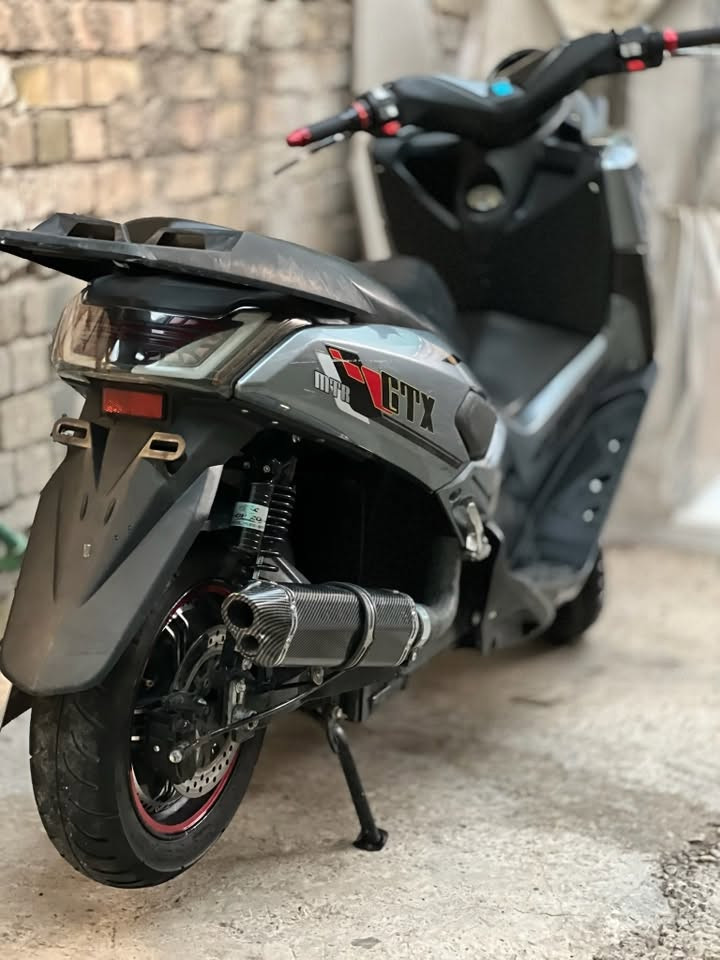 ⚡ دراجة شحن مميزة (شبيهة N-MAX) للبيع ⚡
دراجة ما شاء الله (خير من الله)، مواصفات عالية ومتانة ممتازة، جاهزة للاستخدام ومابيها أي نقص.
📊 المواصفات الفنية والقوة:(اني شادلها  صالنصه  للجمالية  بس مو وياها ) 
 المحرك (الملف): 3000 واط حجم كبير (عزم وقوة ممتازة).
 البطاريات: 6 بطاريات حجم كبير (45 أمبير) تعبرك مسافة 70 كم بالشحنة الواحدة.
 السرعة القصوى: تصل إلى 90 كم/س (عداد سرعة حقيقي ومطابق 100% مع الـ GPS والسيارات).
 الحمولة: قدرة تحمل عالية جداً للأوزان الثقيلة تصل إلى أكثر من 300 كغم.
 الأنظمة القيادية: 3 وضعيات قيادة (سبورت 🏎️، عادي 🛵، بطيء 🐢) + نظام الرجوع للخلف (R) + نظام البارك (P).
🛠️ الإضافات والراحة:
 الإضاءة: لايت عالي وناصي قوي جداً + إشارات يمين ويسار واضحة.
 التخمير والدبلات: دبلات ولف هوائي رياضي حديث (راحة تامة بالمطبات).
 نظام الأمان: تشغيل عن بُعد + جهاز إنذار متطور ضد السرقة (يقفل بريك تلقائياً في حال محاولة السرقة).
💰 السعر المطلوب: مليون و 150 ألف دينار.

ملاحظة: الدراجة بحالة ممتازة جداً والشراي المكتفي يتفضل الخاص.

للاتصال  :  ***********
