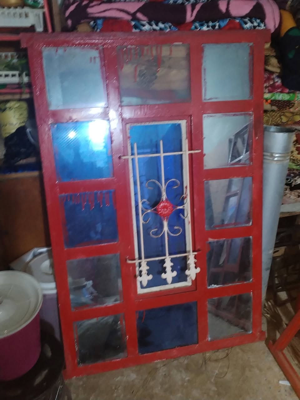 السلام عليكم ورحمة الله وبركاته باب حوش وشبابيك لبيع الشبابيك واحد الطول 147والعرض 95)والثاني الطول 145والعرض 95) باب الحوش مترين و2والعرص 296 السعر 200  الف وبي مجال لطيبين خابر وتدلل مكاني الكيارة جنوب الموصل الرمانه الصبخه ***********
