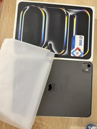 IPad pro 11(M4) ذاكره 256 بطاريه 99 عدد الدورات 98 نظافه %100 استخدام ...