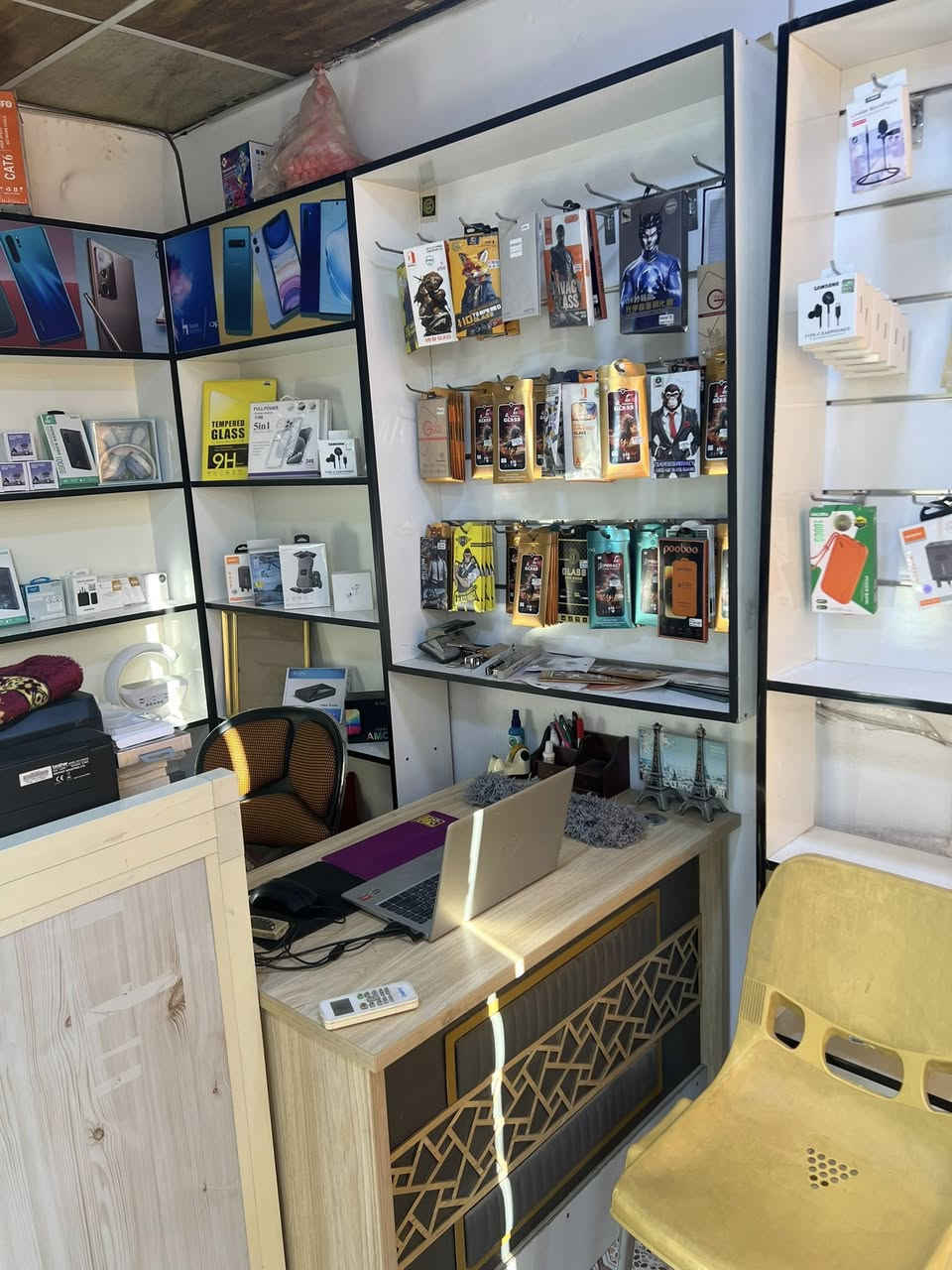 سلام عليكم مكتب للبيع 

8 فاترينات
ميز ++ جام خانه
شاشة
++ طابعتين وحده كانون 410 للسحب سريع 
ثانيه برذر 820
طابعه صور 
هيتر كبس
لابتوب 
اكسسوارات
سبلت 
مبرده
وبعد بي هواي شغلات
سبب بيع عدم تفرغ
تعال اجرده جوه جملة وتدلل
الخالديه حي الشهداء 
رقم
***********
