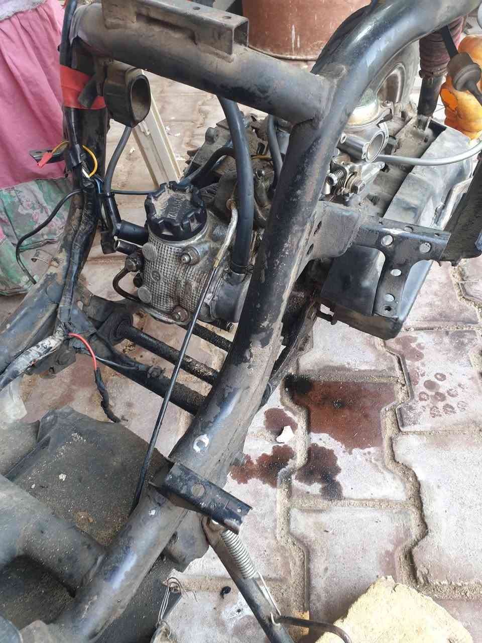 سلام عليكم دراجه فراشة لبيع عوزهة بس كور غراضهة انة فاتحه موجودات كلهن لسعر 150 لمكان ميسان مغربة لرقم ***********
