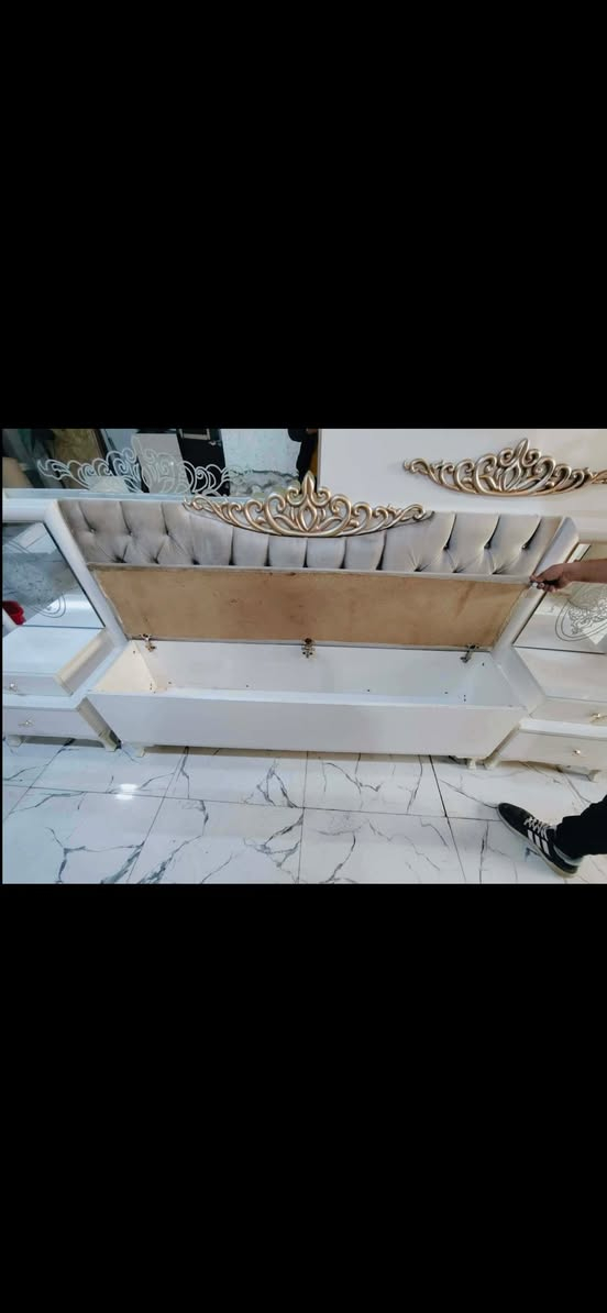 سلام عليكم غرفة نوم 8 قطع للبيع (450) وبيها مجال مكاني بغداد الحرية ***********
