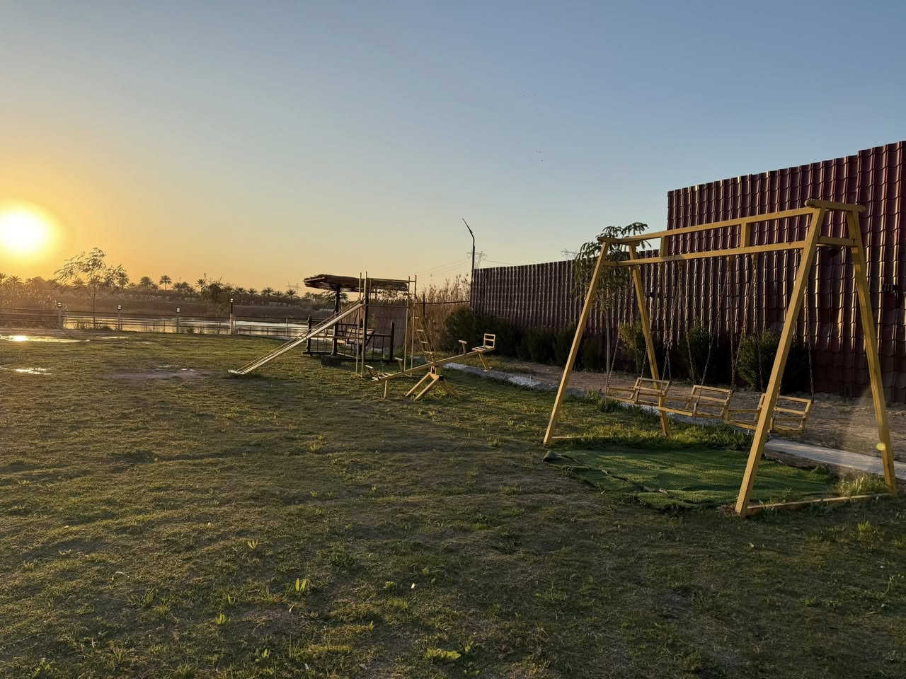 سلام عليكم مزرعت نطاليا لبيجار ليومي غرفة نوم وصالة ومطبخ وصحيات
•مسبح للكبار*********** 
• مسبح للصغار
• العاب للكبار
• العاب للصغار
• حديقة كبيرة
•ادواة للشواء ومكان شوي كامل
•جلسات خارجية
•كراج داخلي
•كهرباء ع مدار 24 ساعة
•انترنت مجاني مفتوح
