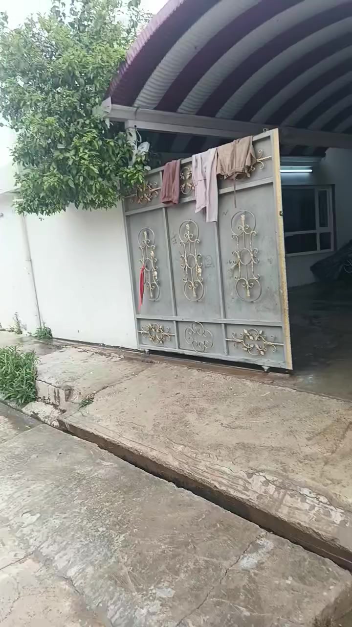 دار للبيع مساحه 200 البيت فول سيراميك سقوف ثانويه للتواصل الاتصال ع رقم ***********
