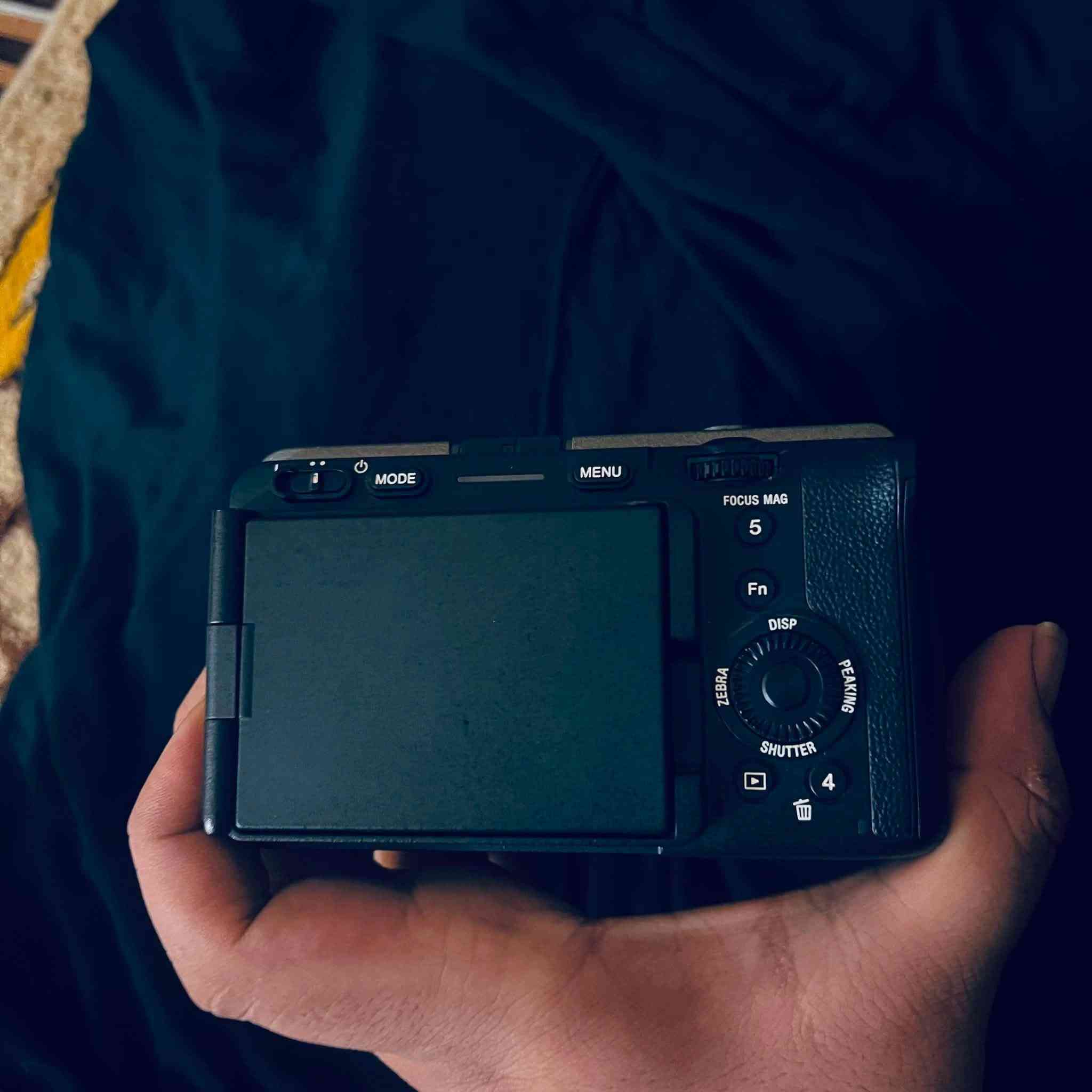 🎥 للبيع: Sony FX30 + عدسة Sigma 16mm F1.4
📦 الحالة:
مستعملة استخدام خفيف جدًا (مرتين فقط) – نظيفة كأنها جديدة 100%

📸 المواصفات:

* كاميرا Sony FX30 احترافية للتصوير السينمائي
* عدسة Sigma 16mm F1.4 (حدة عالية وعزل جميل)
* أداء قوي بدقة 4K
* مناسبة للتصوير الاحترافي، اليوتيوب، والتيك توك

✨ المميزات:
✔️ نظافة عالية بدون خدوش أو مشاكل
✔️ استخدام شبه جديد
✔️ جودة تصوير سينمائية رهيبة
✔️ جاهزة للاستخدام مباشرة

💰 السعر: (خاص او توصل عله الرقم)

📩 للتواصل: ***********

