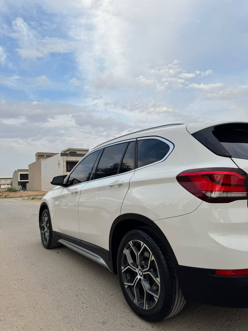 سلام عليكم بي ام X1 2021سياره نظيفه المواصفات فول الفول بانوراما كراسي خزن كراسي هيتر ستيرن هيتر الوان داخل متغير بلادي حجم محرك 28i 2.0توين بور توربو كلش قويه محرك والكير بشرط حساسات امامي خلفي رادار امامي صندوق شفط كاربلي مرايات شفط بيها هواي مواصفات احلا من صور بيها قطعتين صندوق و جاملخ خلفي شويه من البنيد حافه البنيد سعرها ١٨٠ بيها مجال بسيط الشراي يطبلي فقط ***********واتس بي
