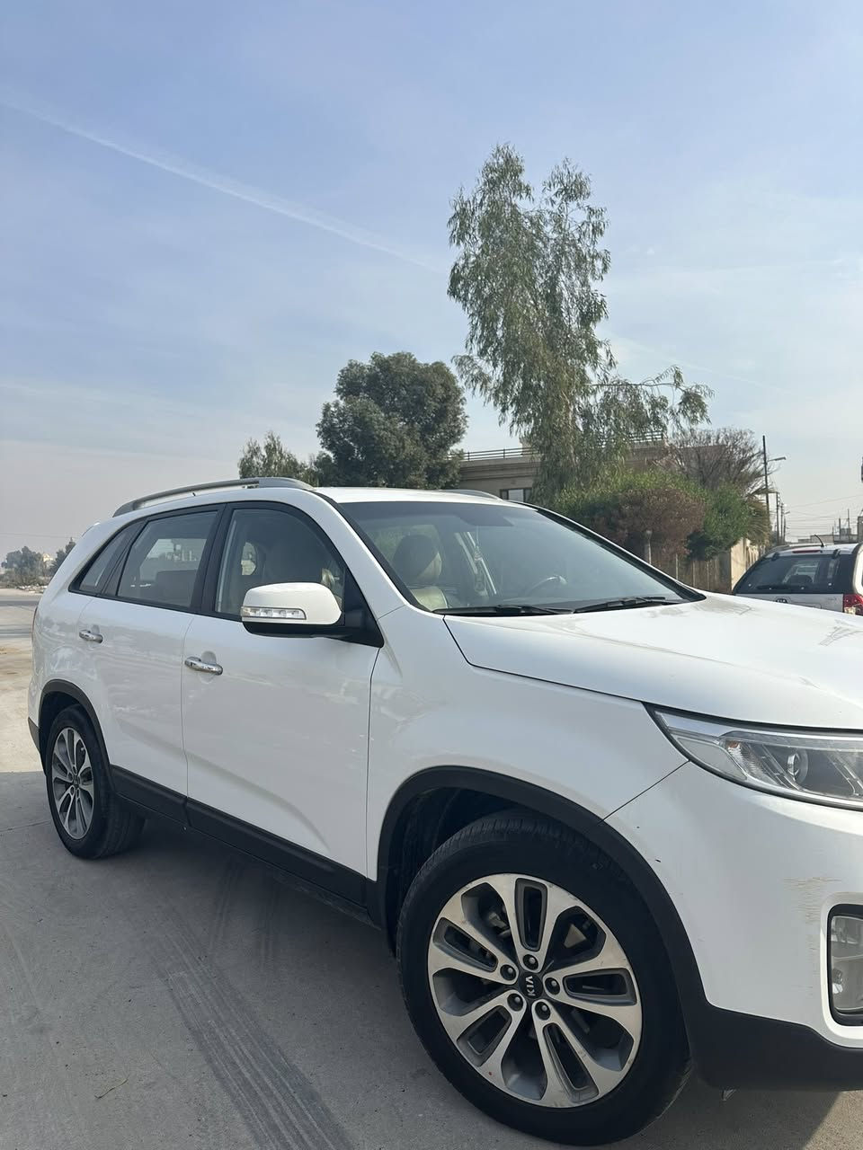 سورنتو خليجي 
 ٢٠١٥ للبيع
فول مواصفات عدا بانوراما
٤ سلندر/٧ راكب/٣ قطع تبريد/بصمه تشغيل + ابواب / أشاره ترحيب/ يدات نيكل ستيل /كاميرا/ حساسات جانبية/كشن السايق كهربائي/تحكمات ستيرن/ ويل كروم حجم ١٩/بردات بلادي /كشن السايق كهرباء / مرايه شفط
ومواصفات اخرى / كير ومحرك مكفولات ماشيه 160 كم 

موصل 
***********
