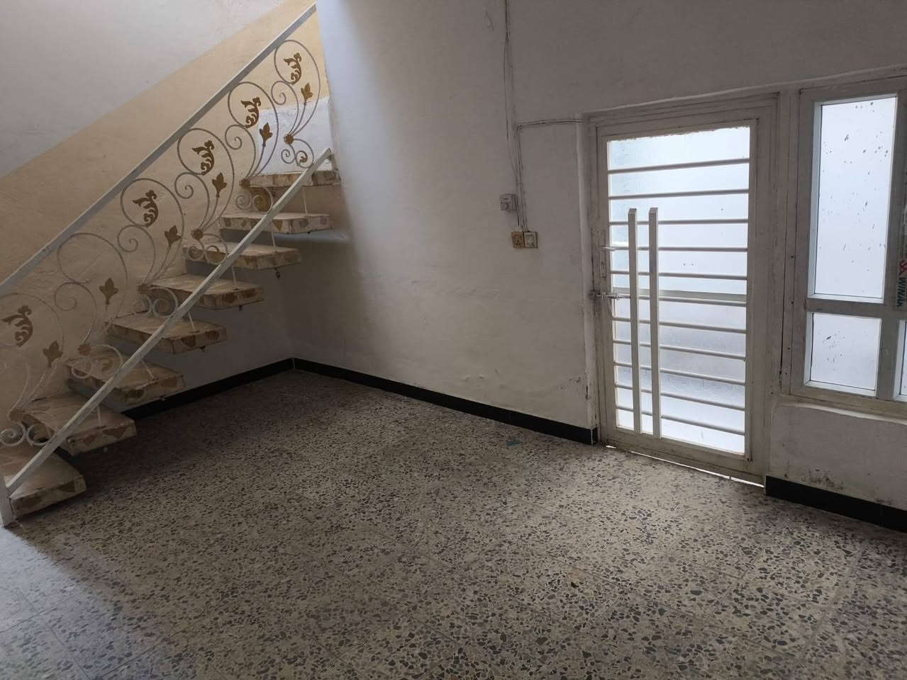 ١٠٠ متر غرفه وصاله ومطبخ وستقبال حمام داخل حمام خارج ماي كهربا مولد بيت كامل كله كاشي عالي عن الشارع حي النداء بصف شارع المكاتب قرب موقف الكيات بشارع المدرسه رهنه 20 مليون 

***********
رقم صاحب العقار
