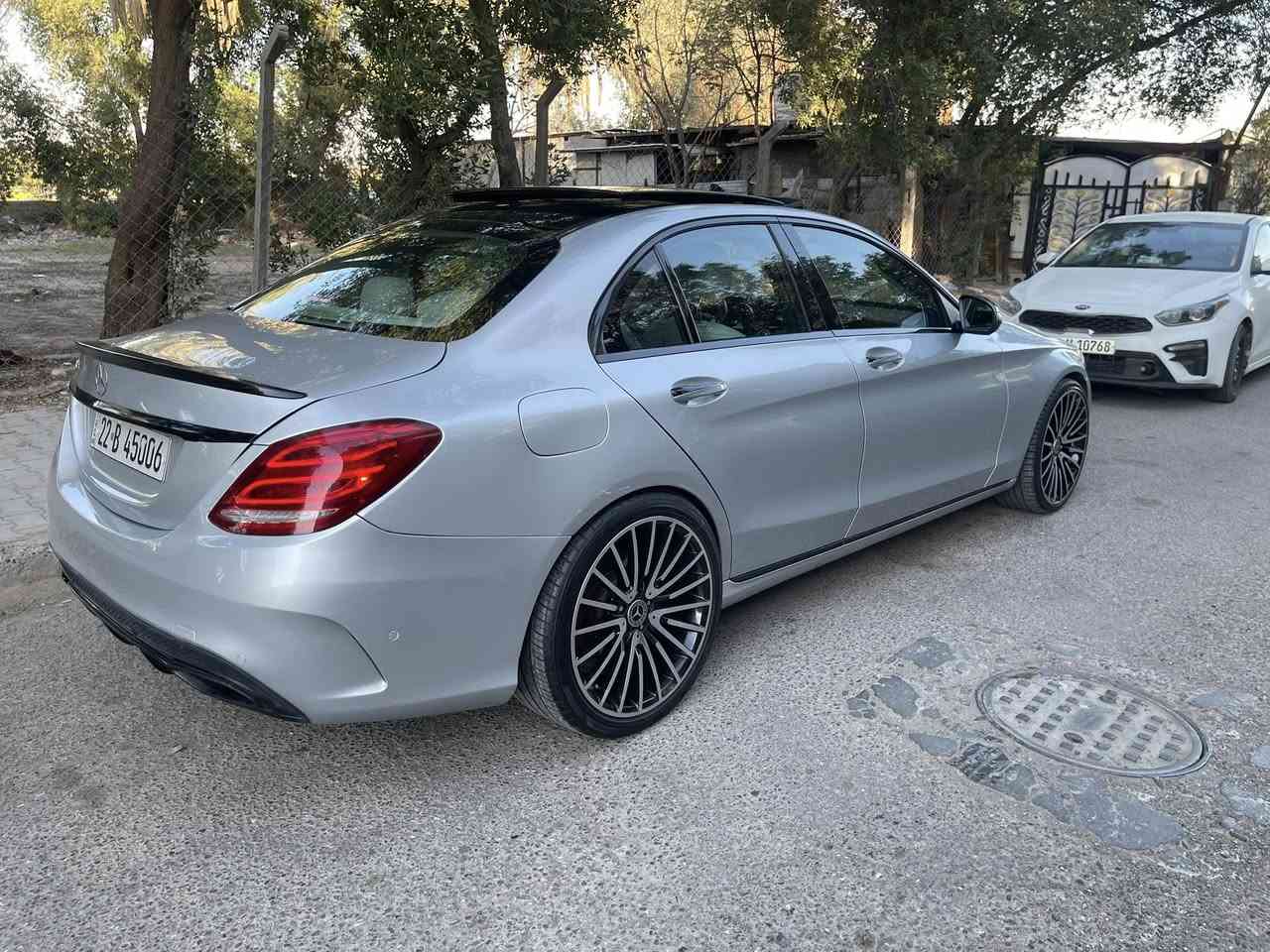 c300 موديل 2017
فول مواصفات
داخل اوف وايت  
صفر مسج 
كير مكينه مامفتوحات 
ماشيه 111  
بدون ايرباك 
سعرها 187
***********
