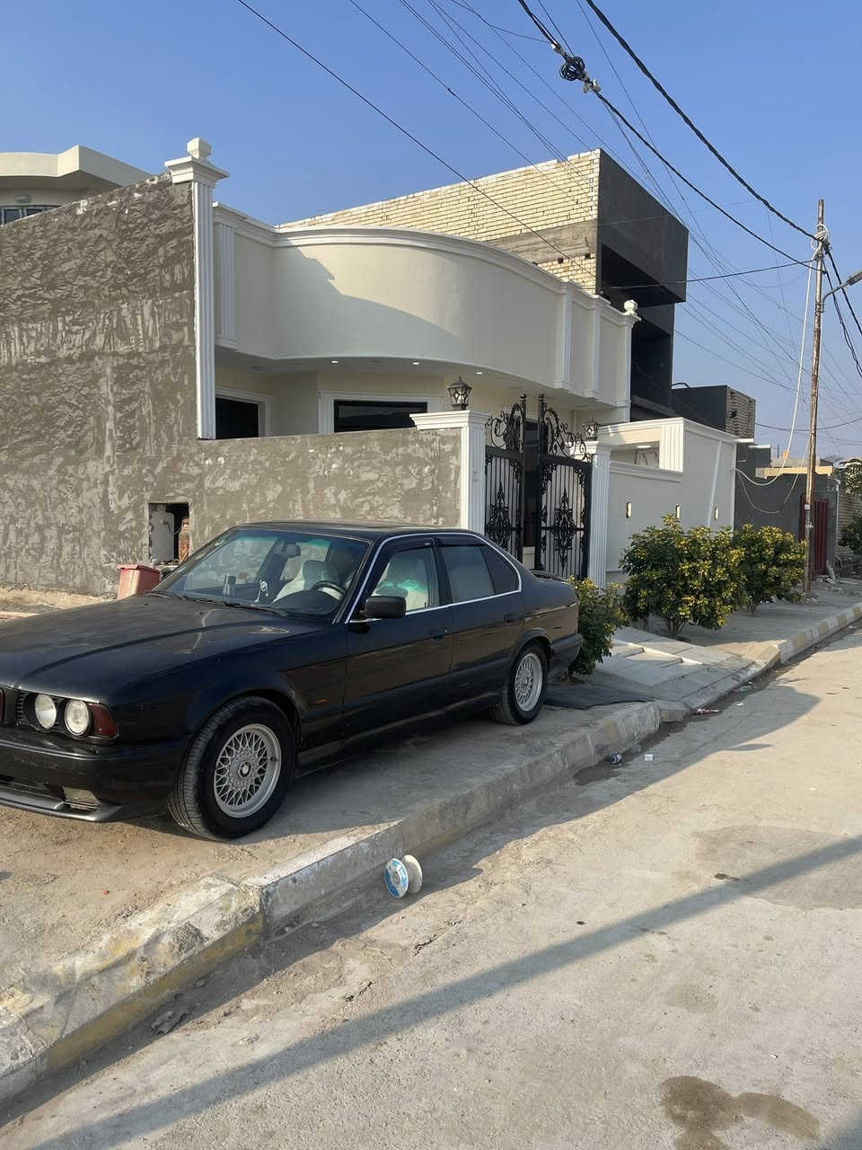 السلام عليكم سياره بي ام  موديل 1993 نضيفه جدا رقم بغداد تحويل مباشر حجم 540 محرك كير خير من الله داخل جلد اسود فول مواصفات اي ستفسار الاتصال ***********
