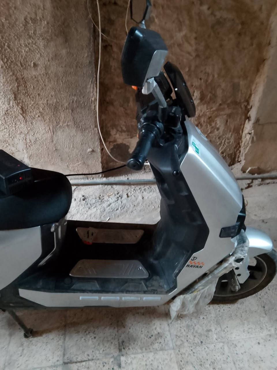 ماطور شحن للبيع نظيف نوع ريان تيسلا لايتات كامل زينون بس واحد بطارية ضعيف عدد بطاريات 6 مع 4 كنترول سعر ماطور 750 الف بيها مجال بسيط للطيبين استفسار على ***********
