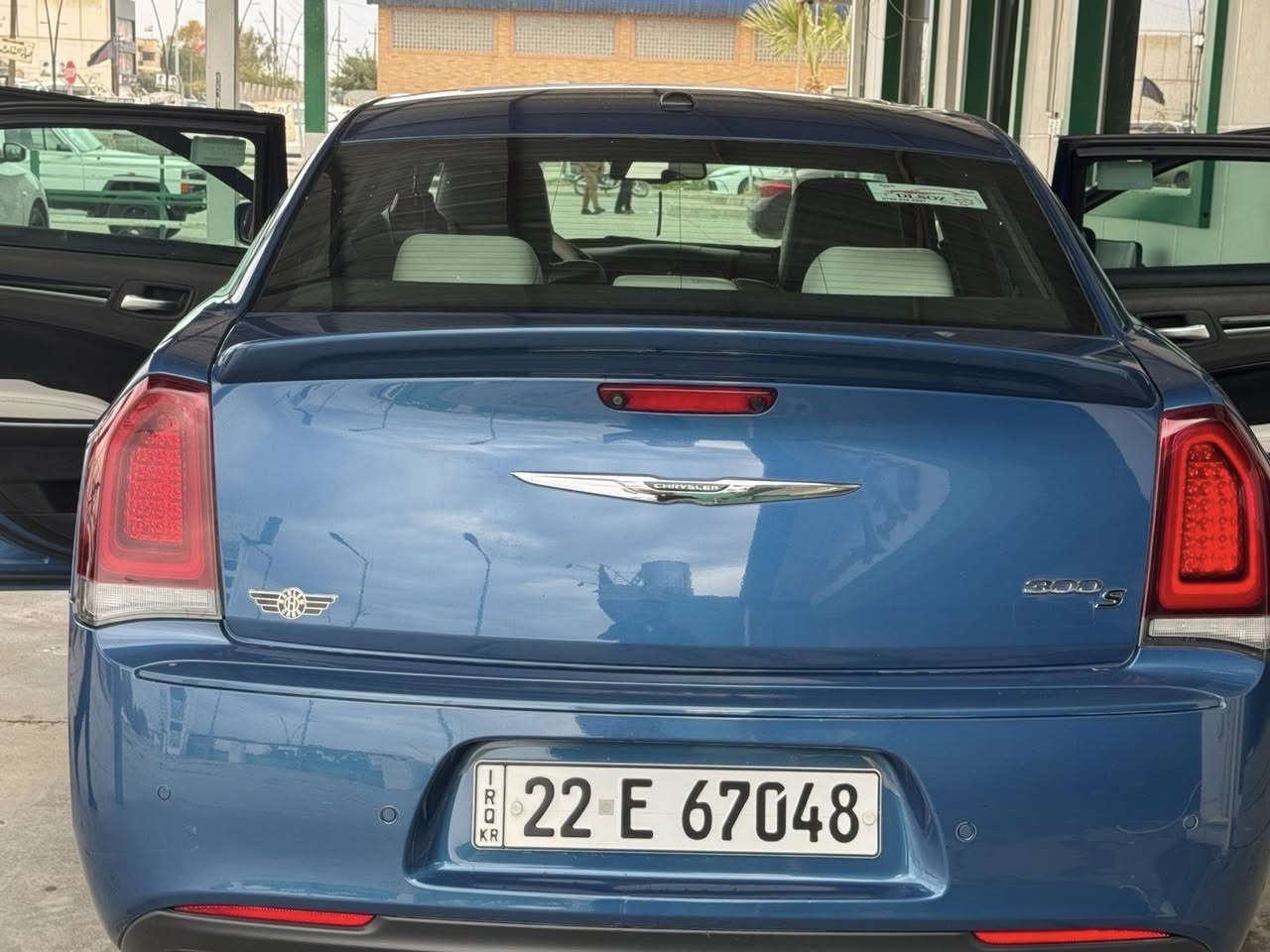 للبيع كرايسلر 300S .
الموديل : 2021  . (خليجي) . 
العداد : 75 الف
المحرك : V6 . 3.6L 
 
المواصفات :
* پانوراما . 
* رادار مع مانع تصادم . 
* نقطة عمياء . 
* حساسات امامية . 
* مصابيح امامية زنون مع LED . 
* ويل قياس 20 أنج . 
* حساسات خلفية . 
* شاشه كبيرة مع نظام ملاحة نفكيشن GPS .
* سستم صوت الپاين مع سماعات بريميوم .
* مقصورة الركاب من الجلد الفاخر .  
* المقاعد الأمامية كهربائية . 
* ذاكرة لحفظ وضعيات الجلوس (ميموري) . 
* مقاعد أمامية تبريد وتدفئة . 
* مقاعد خلفية تدفئة . 
* تشغيل عن بعد . 
* ستيرن كهربائي . 
* تدفئة ستيرن . 
* محدد سرعة . 
* تلفون بلوتوث . 
* كاميرا خلفية .
* مرايا متحسسة للاضاءة العالية .
* كير شفتر بالستيرن . 
* دخول ذكي
السعر 325 ورقة وبيها مجال 
مكان السيارة كركوك 
الرقم ***********
