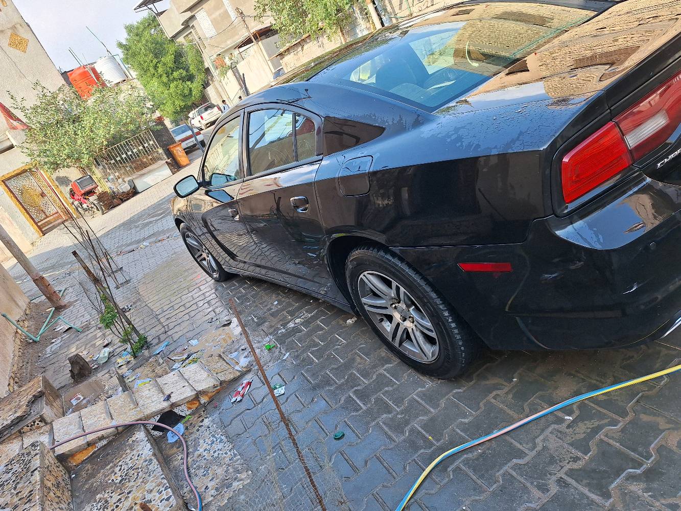 السيارة المعروضة هي دودج تشارجر اللون أسود، بحالة جيدة من الخارج والداخل. متوفرة في بغداد، وتتميز بتصميم أنيق ورياضي. الرجاء التواصل للحصول على مزيد من التفاصيل حول السيارة أو لترتيب معاينة.