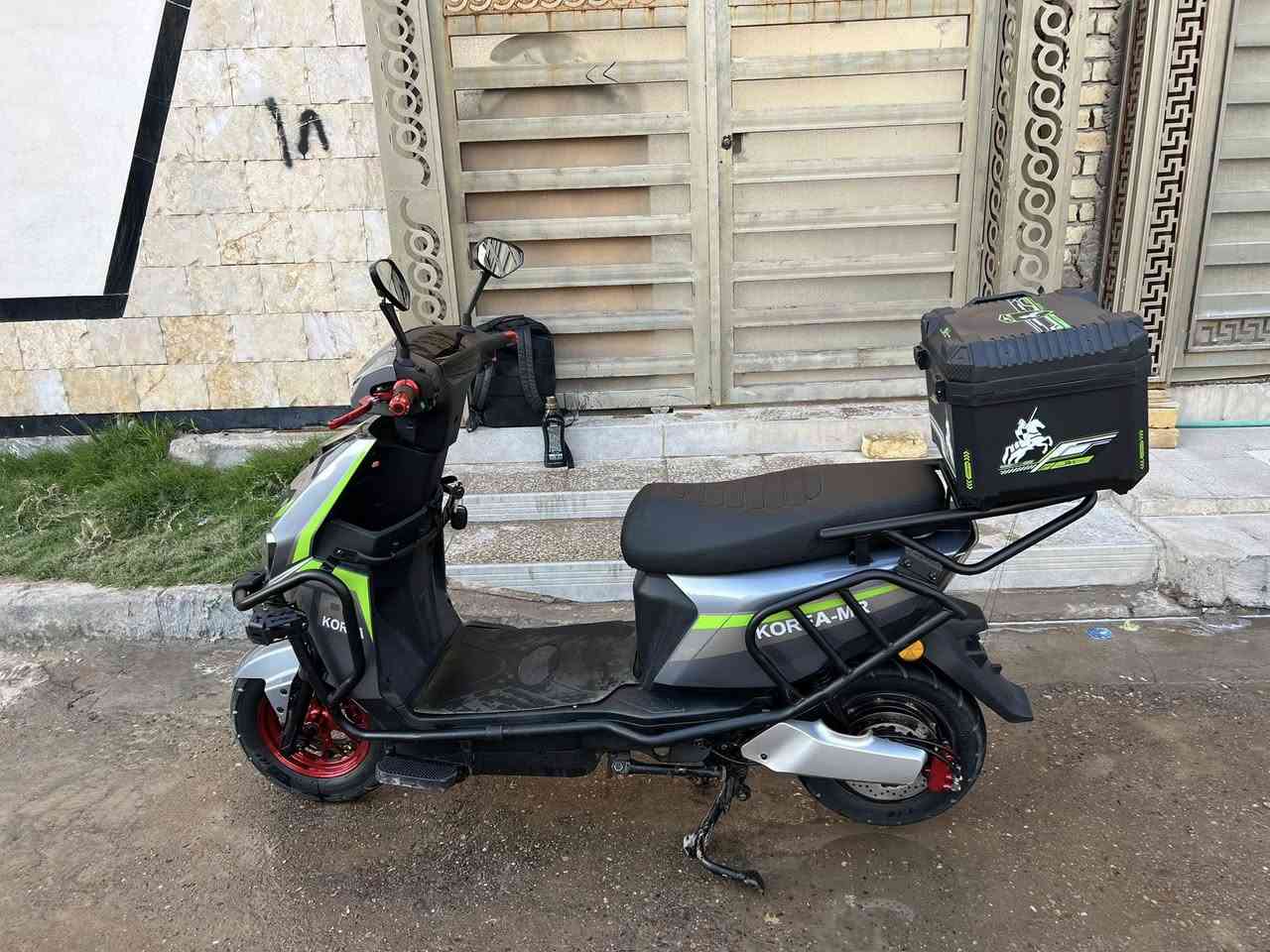 سلام عليكم من رخصه الادمن
دراجه شحن نوع سكنس كوريه MR

المواصفات الأساسية:

المحرك: يتراوح بين 2000W إلى 3500W (في بعض الموديلات).

البطاريات: عادة 6 بطاريات 12V/30AH (في موديل 2024) أو بطاريات قوية أخرى.

السرعة: تصل فعليًا إلى 80 كم/ساعة.

المسافة المقطوعة: حوالي 50-60 كم بالشحنة الواحدة.

العجلات: جوبلس (بدون هواء داخلي) وعجلات رياضية.

نظام التشغيل: بصمة، NFC، مفتاح، تشغيل عن بعد، وبعضها يدعم البلوتوث.

السرعات: نظام 4 سرعات + نظام الرجوع للخلف (R).

الإضاءة: ليد (LED) وزينون قوي.

الأمان: جهاز إنذار ضد السرقة، درع حماية، بريكات هيدروليك (في بعض الموديلات).

ميزات إضافية: شاشة ديجيتال ذكية، منفذ USB لشحن الهاتف، صندوق خلفي كبير، ملفات قوية، وشاصي مدرع يتحمل أوزان ثقيلة. 

مكاني بغداد الدوره شراي خاص *********** واتساب
