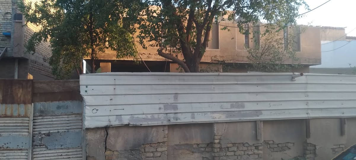 السلام عليكم بيت للبيع مساحة230 متر بناء قديم يرهم ترميم 
او قطعة أرض المكان حي الشهداء قريب ع جامع الريان السعر ١٣٠مليون وبي مجال 
للإستفسار ***********
