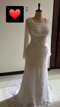 للبيع الفستان مع الطرحه تصميم خاص(07853174940)