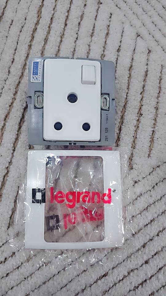 سلام عليكم 
اختار اي شي تريدة السعر جدآ مناسبة للتواصل*********** كل البضاعة انكليزي Åtorp, T
