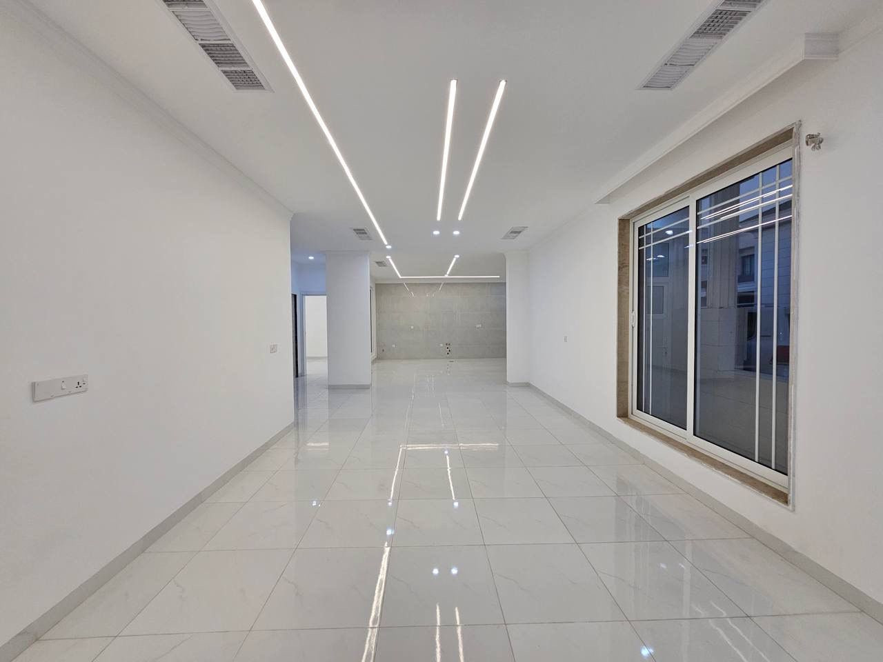 بیت جدید للبیع في مجمع هیوا سیتي زون G 

▫️٢٠٠ متر
▫️شارع ١٨ متری
▫️اتجاه قبلە 
▫️واجهە سمارت
▫️٤ نوم 
▫️٣ حمام 
▫️مکنسە کهربائیە مرکزیة
▫️زیرو 
▫️ضمان لمدة ١ سنة
للاستفسار 
*********** WhatsApp
