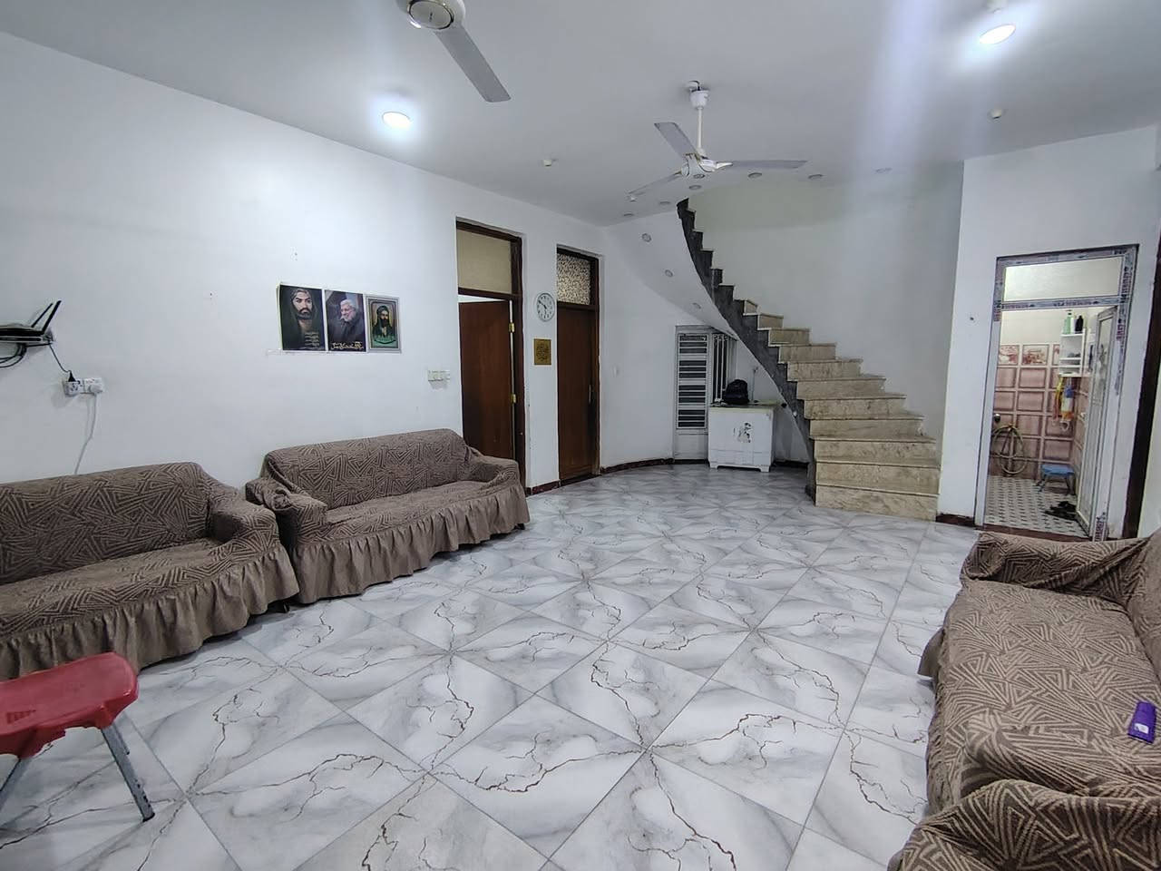 بيت للبيع كوت حي الحكيم شارع علاء غريب مساحه 400متر لبيت 200والحديقه 200متر بناء طابوك سكف صب مرقم من قبل بلدية واسط خدمات ماء كهرباء مجاري علمن يباع مع دار ...كامنتر..مع سبالت..مع ..تخم الاستقبال.......يتكون دار من...غرفتين نوم...هول...مطبخ..استقبال..مجمع صحيات..كراج..حديقه
#للاستفسار_مرجعة_مكتب_الريان_الاستثمار_العقار_كوت_حي الحكيم شارع علاء غريب او قرب أسواق باب الحارة 
بإدارة حسين ابوسند الركابي 
***********
