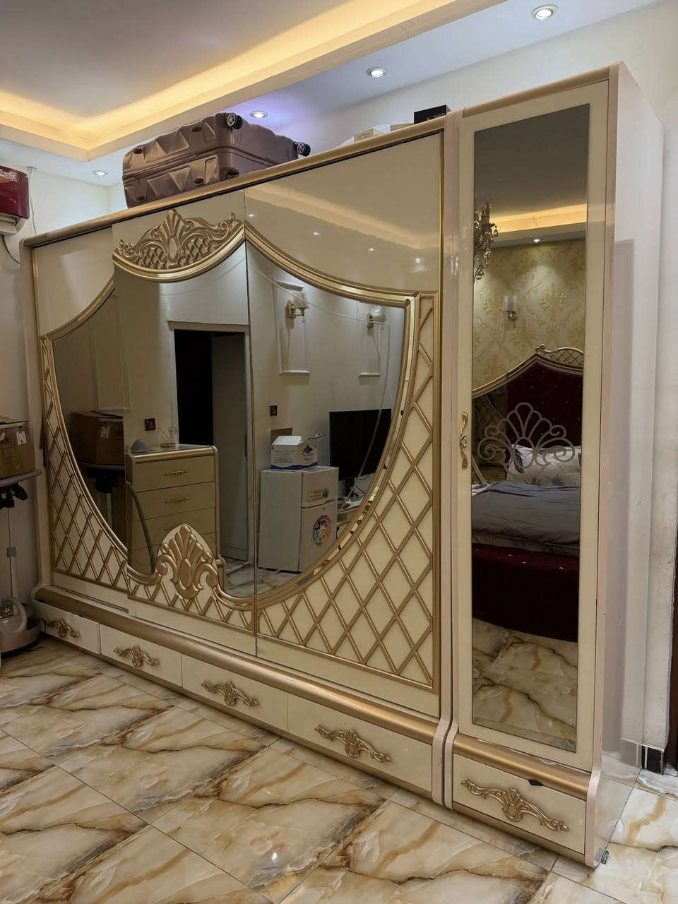 غرفه نوم تركيه ثقيله
طول الكنتور 3 امتار وربع ظهر بلوك ثقيل جدا

للاتصال *********** وات ساب فقط

المكان بغداد
